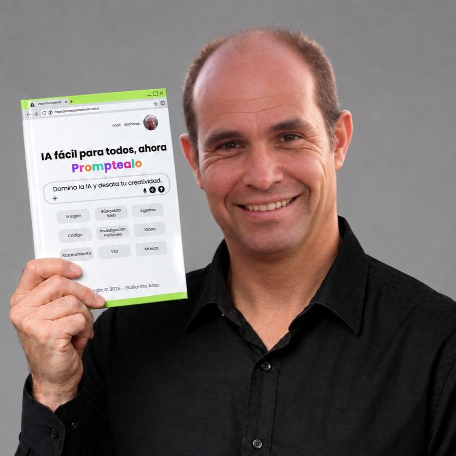 Guillermo Arias con su libro físico en mano
